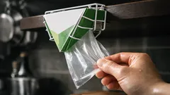 アイラップが片手でスッと出る ダイソー110円スタンドの逆さ使い収納術