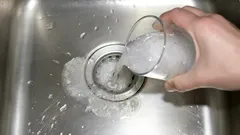 酢と重曹はもう不要：これを半カップ入れるだけで、どんなシンクの詰まりもスッキリ解消