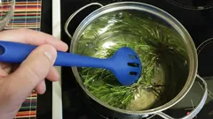 なぜ家でローズマリーの枝を煮る必要があるのか、そしてその使い道とは？