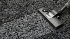 キッチンにあるこの材料を振りかけて掃除機をかけるだけで、カーペットの香りも見た目も新品のように蘇る